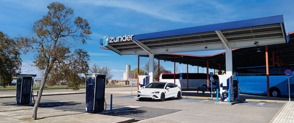 Estación de Carga Ultrarrápida de Zunder en Exit Villalpando