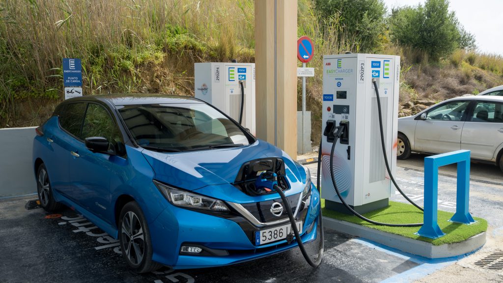 Así es cómo se carga un vehículo eléctrico en una estación de carga durante un viaje