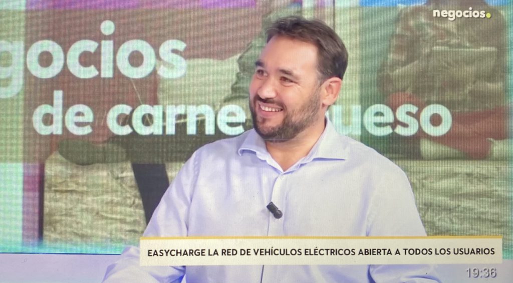 Fotografía de Daniel Pérez durante la entrevista en Negocios TV