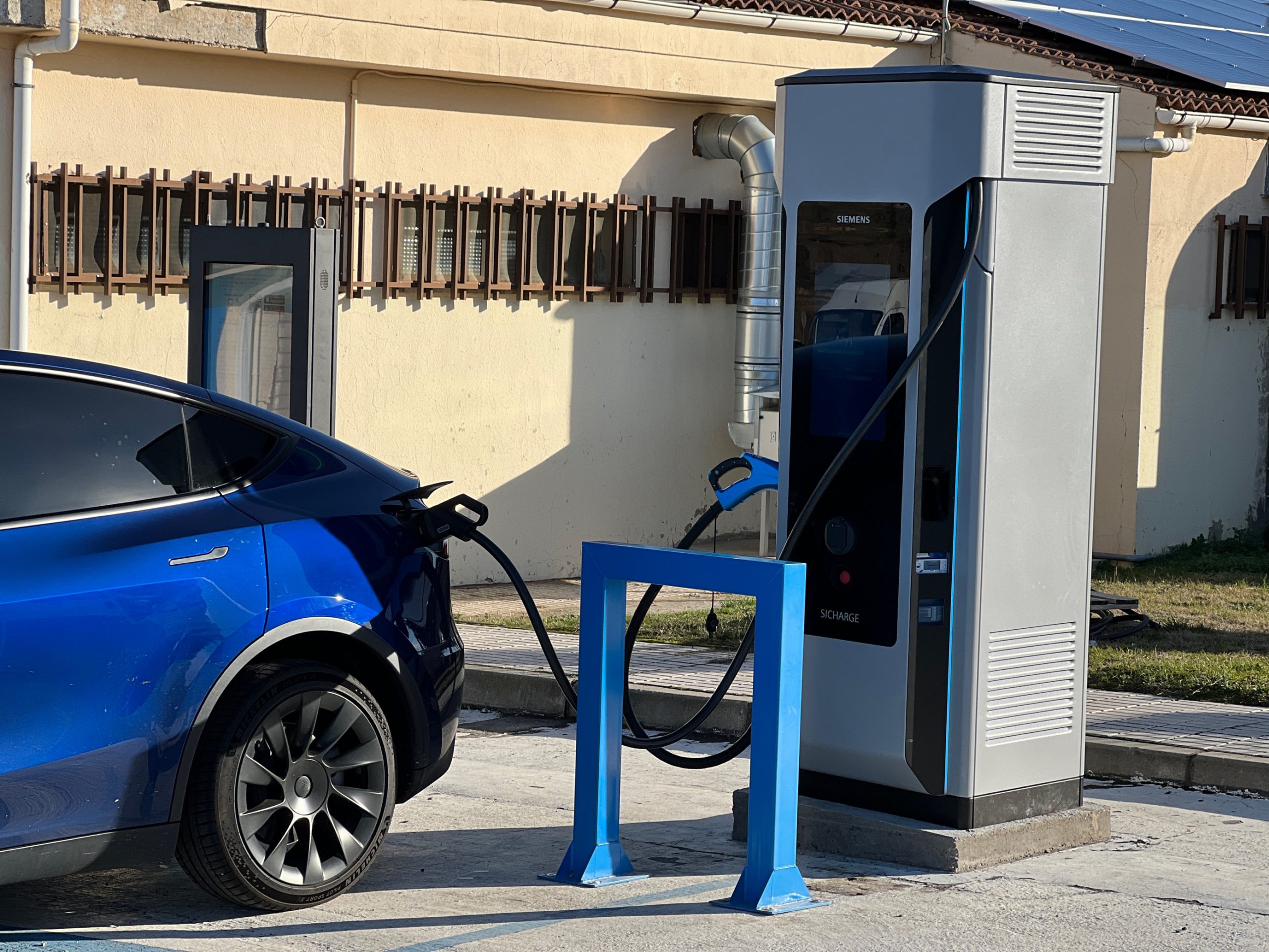 Primer cargador de EasyCharger de 300 kW de potencia