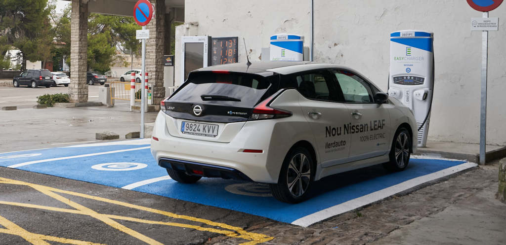 Vehículo Eléctrico enchufado en la Estación de Carga de La Panadella