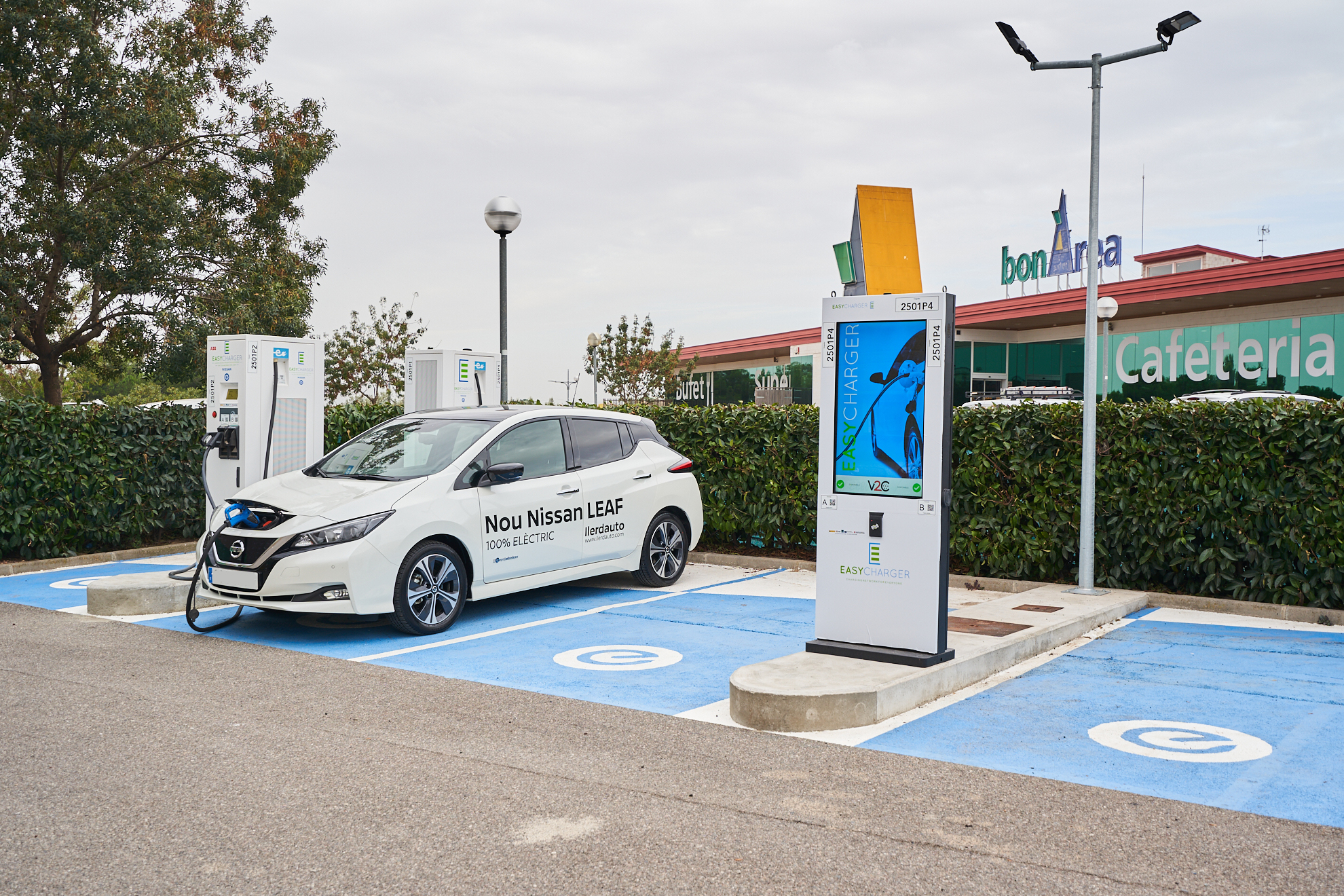 Vehículo Eléctrico en punto de carga en un Centro Comercial