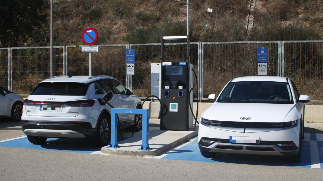 Vehículos en carga en el nuevo cargador de EasyCharger de 180 en L´Aldea