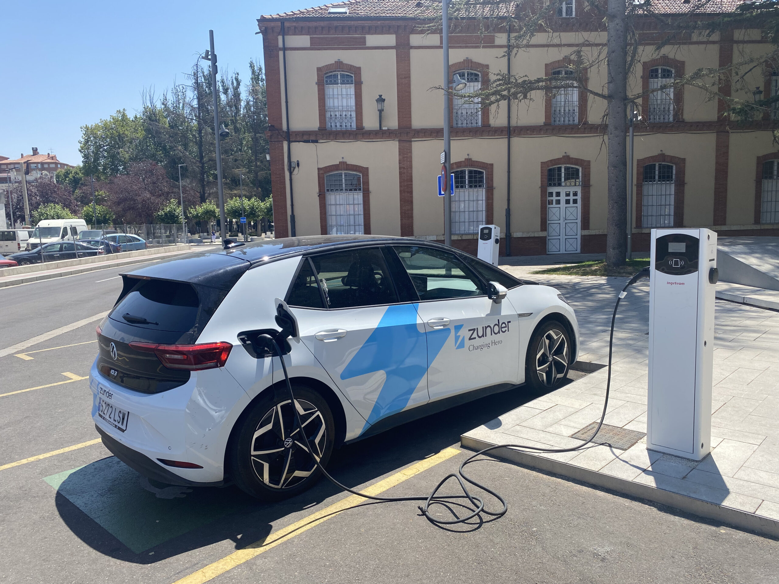 Coche eléctrico cargando en los nuevos cargadores de Zunder en Palencia