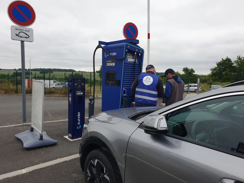 Zunder accompagne les électromobilistes tout l’été sur l’autoroute