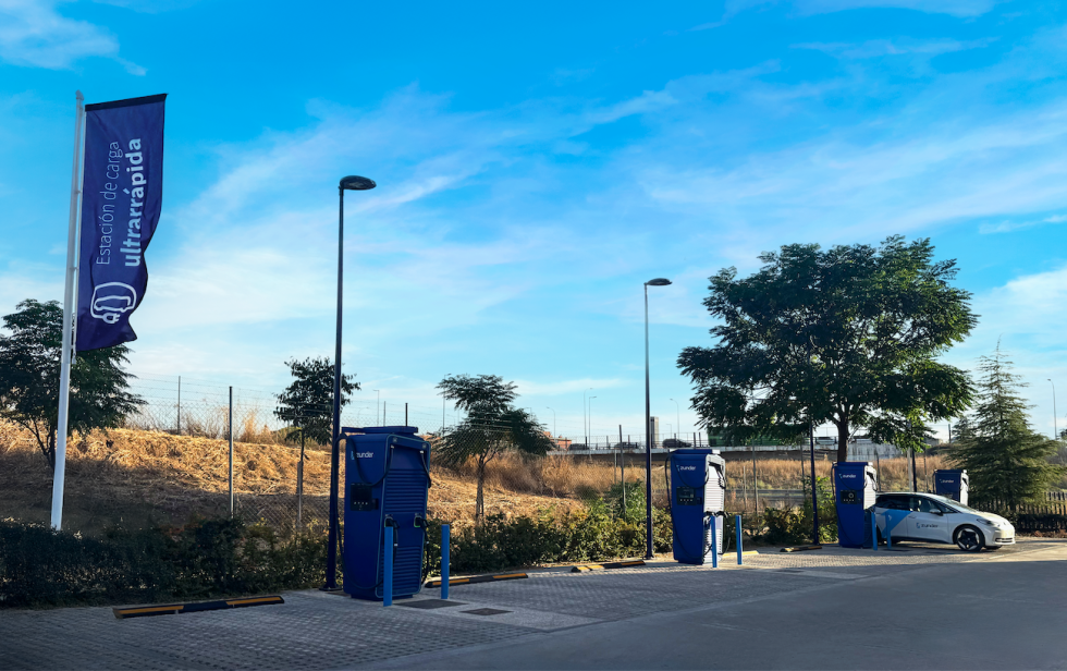 Puedes cargar tu coche eléctrico en zonas comerciales