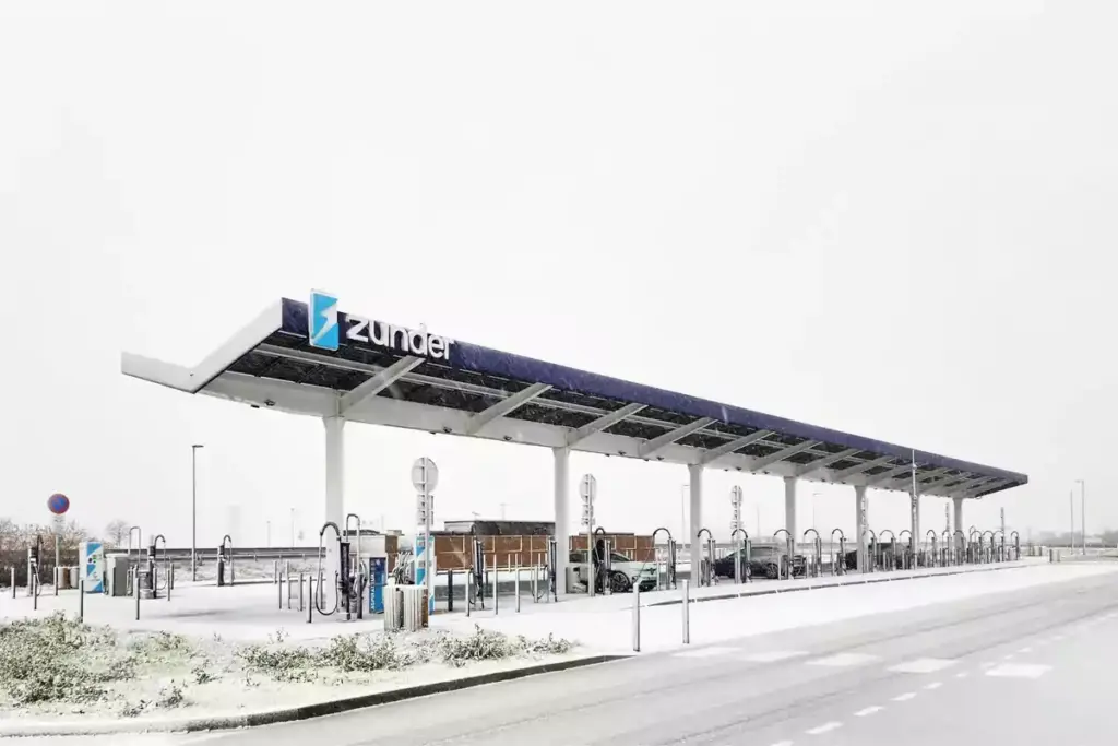 Estación de Carga Ultrarrápida de Zunder en Invierno