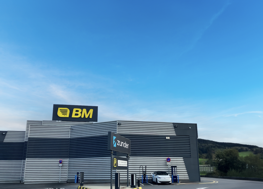 Nueva estación de carga Zunder en el parking de BM Supermercados, parte del despliegue de 33 estaciones en España.