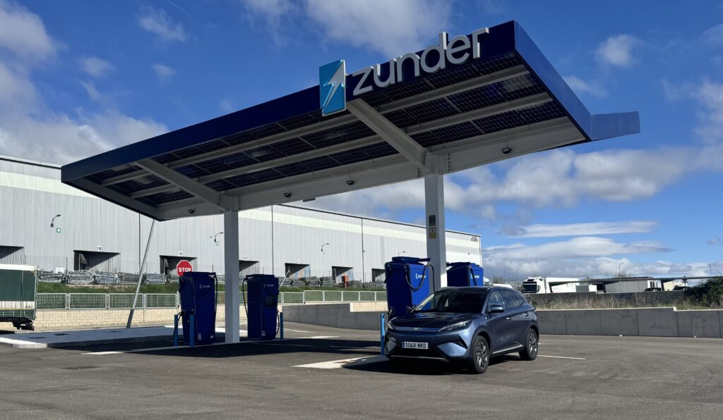 Foto del BYD ATTO 3 EVO en Estación de Carga de Zunder