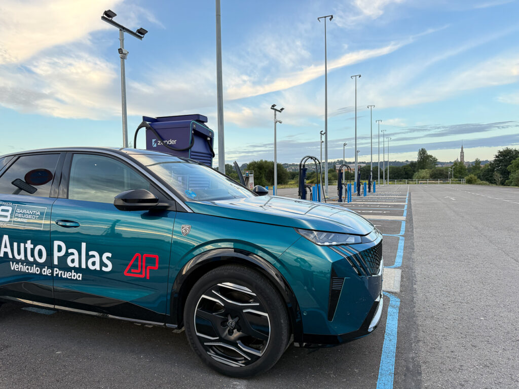 Coche Eléctrico Cargando en Zunder en la Costa Cantábrica