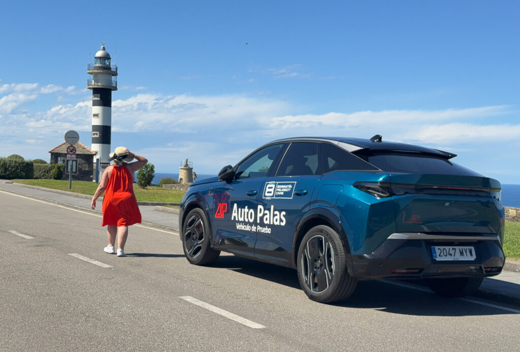 Coche eléctrico después de cargar en Zunder en faros del norte peninsular