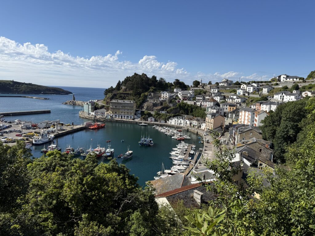 Vista de Luarca en la ruta en coche eléctrico por el cantábrico