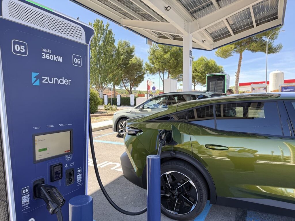 Cargando coche eléctrico en ruta desde Madrid a San Sebastián